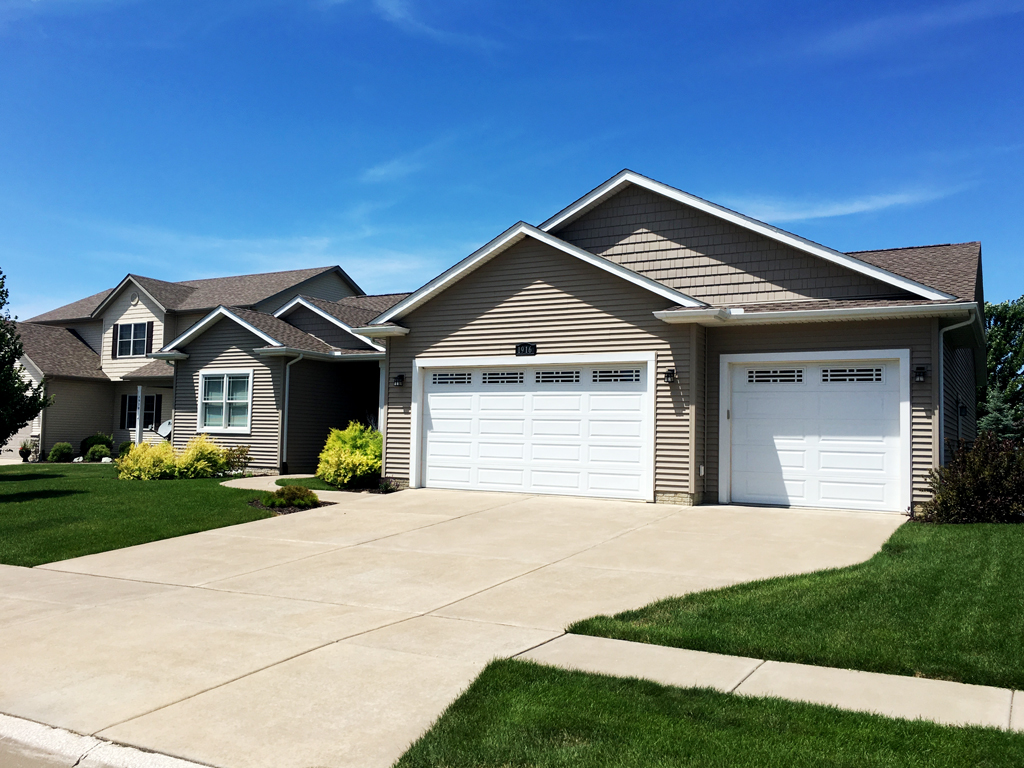https://www.rivervalleyhomesqc.com/wp-content/uploads/1916_E_60th_Circle_9.jpg