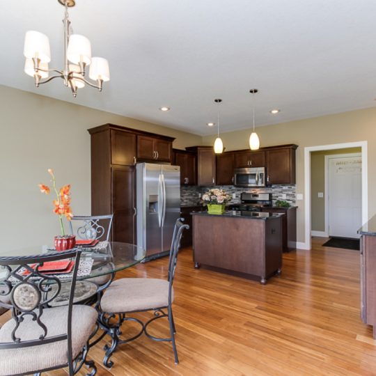 https://www.rivervalleyhomesqc.com/wp-content/uploads/1920_E_60th_Circle_Davenport_10-540x540.jpg