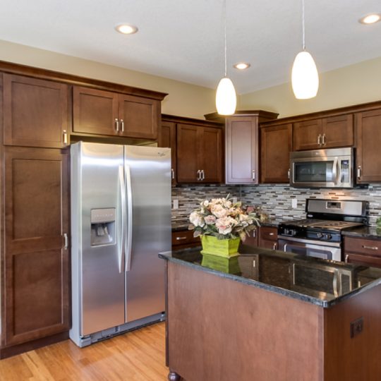 https://www.rivervalleyhomesqc.com/wp-content/uploads/1920_E_60th_Circle_Davenport_11-540x540.jpg