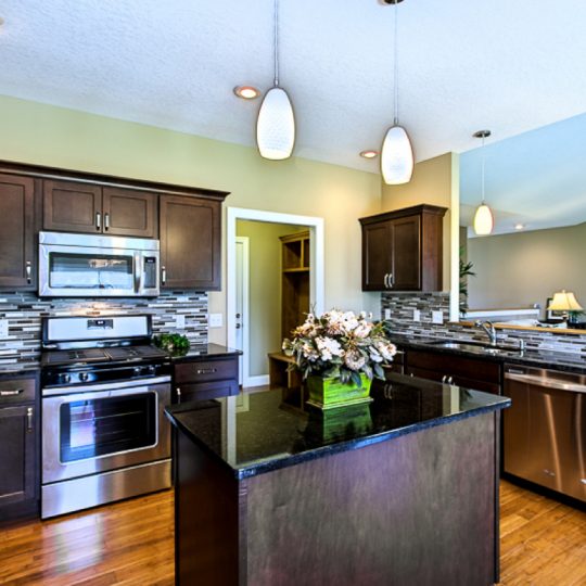 https://www.rivervalleyhomesqc.com/wp-content/uploads/1920_E_60th_Circle_Davenport_21-540x540.jpg
