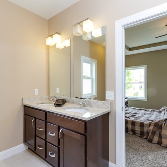 https://www.rivervalleyhomesqc.com/wp-content/uploads/1920_E_60th_Circle_Davenport_35-540x540.jpg