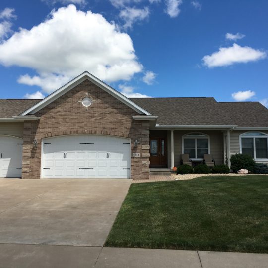 https://www.rivervalleyhomesqc.com/wp-content/uploads/6111_Judson_Circle_0-540x540.jpg