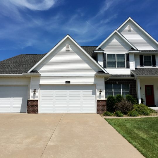 https://www.rivervalleyhomesqc.com/wp-content/uploads/6115_Judson_Circle_12-540x540.jpg