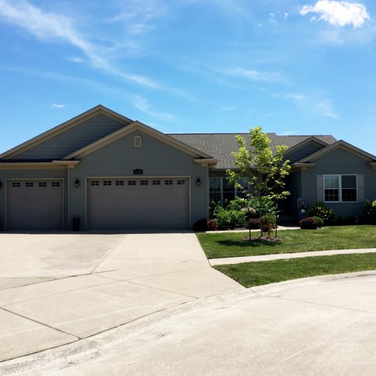 https://www.rivervalleyhomesqc.com/wp-content/uploads/6126_Judson_Circle_16-540x540.jpg