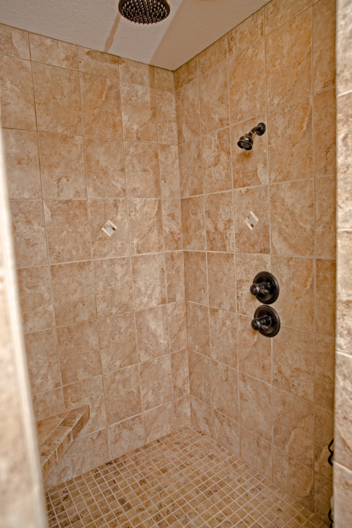 https://www.rivervalleyhomesqc.com/wp-content/uploads/6126_Judson_Circle_8.jpg
