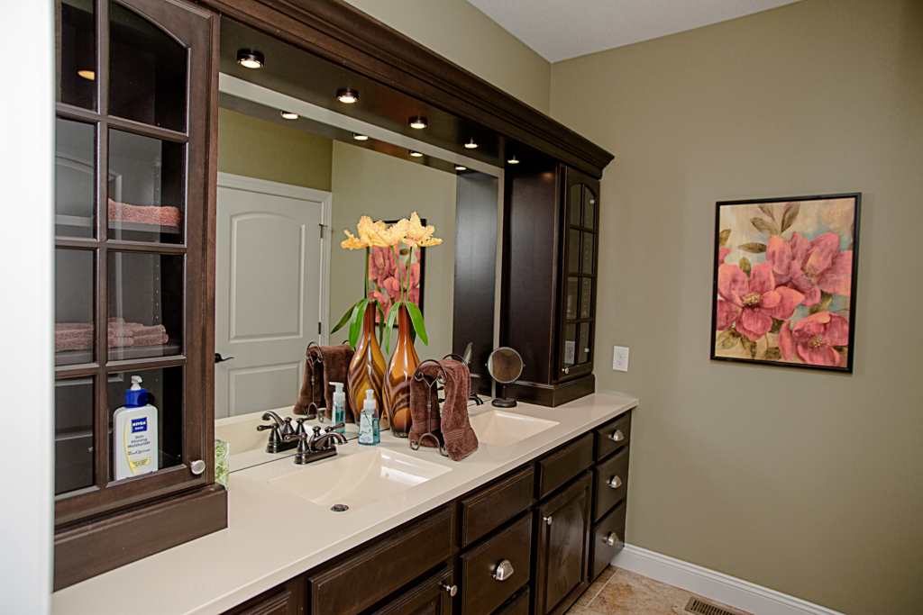https://www.rivervalleyhomesqc.com/wp-content/uploads/6126_Judson_Circle_9.jpg