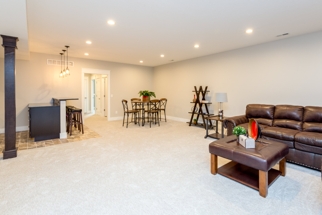 https://www.rivervalleyhomesqc.com/wp-content/uploads/6234_Whispering_Hills_Ct_18.jpg