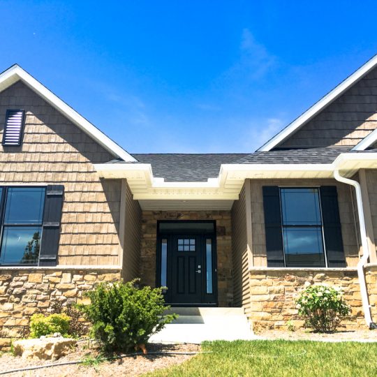 https://www.rivervalleyhomesqc.com/wp-content/uploads/6234_Whispering_Hills_Ct_32-540x540.jpg